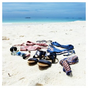 Maldives - What to Wear - Minimal Sporty beach essentials 