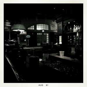 singapore night eating bar raffles