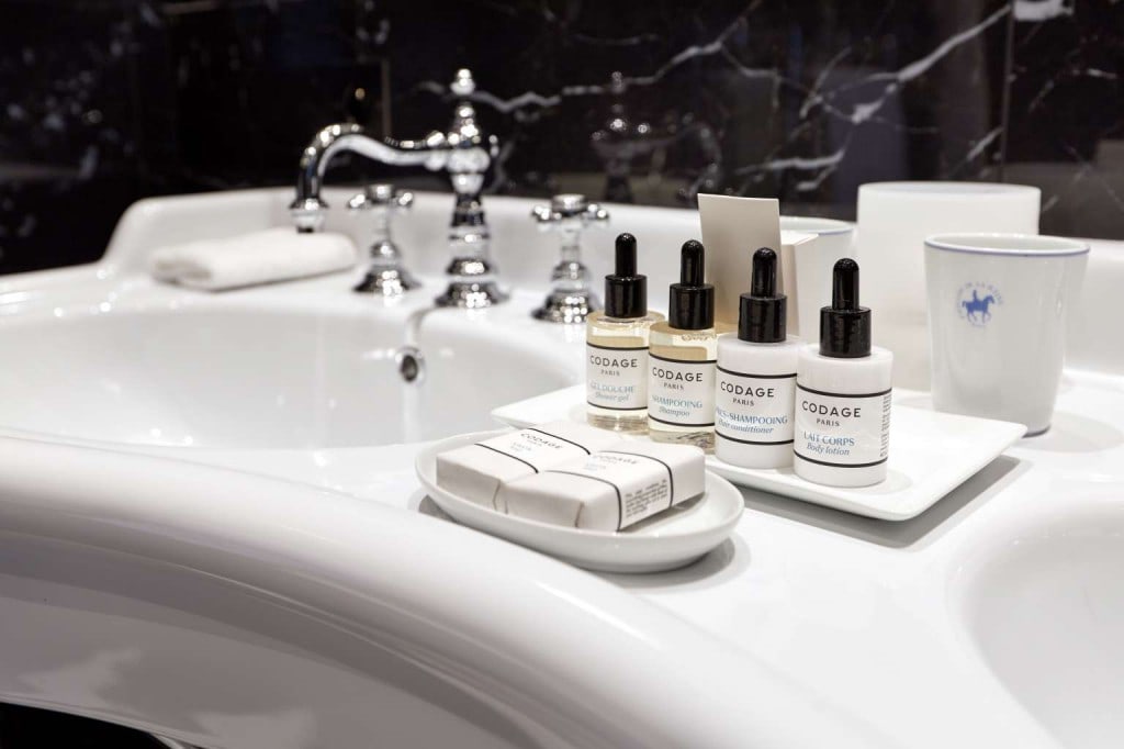 where to stay in Paris Pavillon de la reine