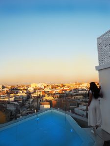 bonnie rakhit style traveller in gran melia colon hotel seville rooftop pool