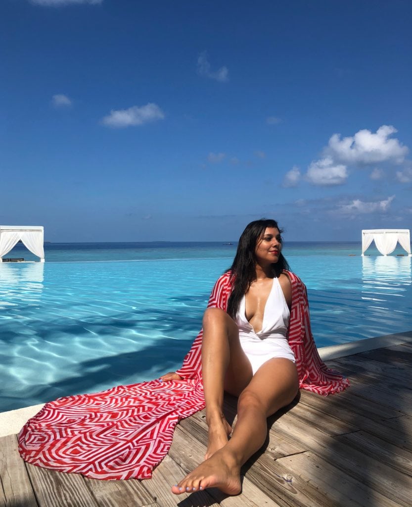 Amilla_fushi_swimming_pool_bonnie_rakhit_style_traveller_maldives_infinity_pool_alexandra_miro