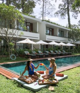 bonnie Rakhit in Cambodia avani hotel floating breakfast with the blonde flamingo